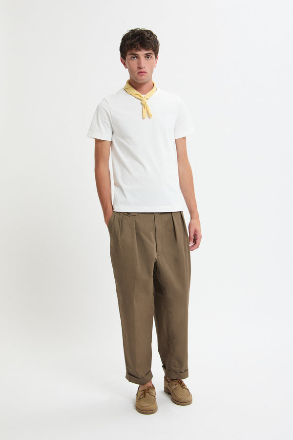 Pantaloni in twill con pinces e gamba affusolata