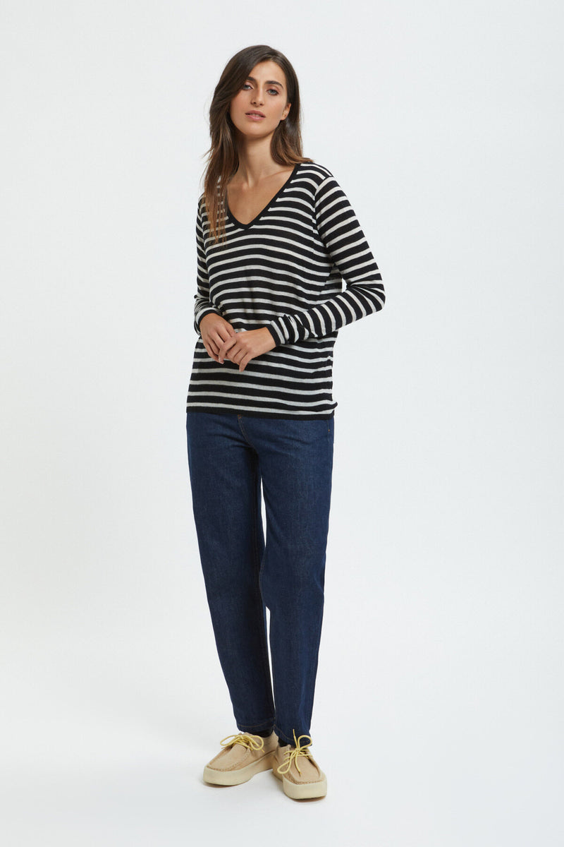 Long-sleeved V Neck pullover